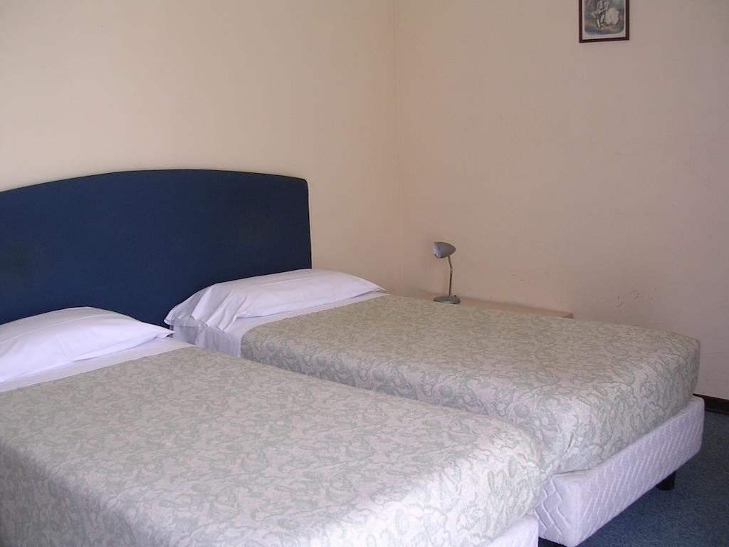 Cerrutihotel Vercelli Zimmer foto